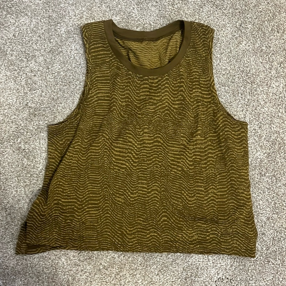 Lululemon women’s workout tank top. Brown/yellow pattern